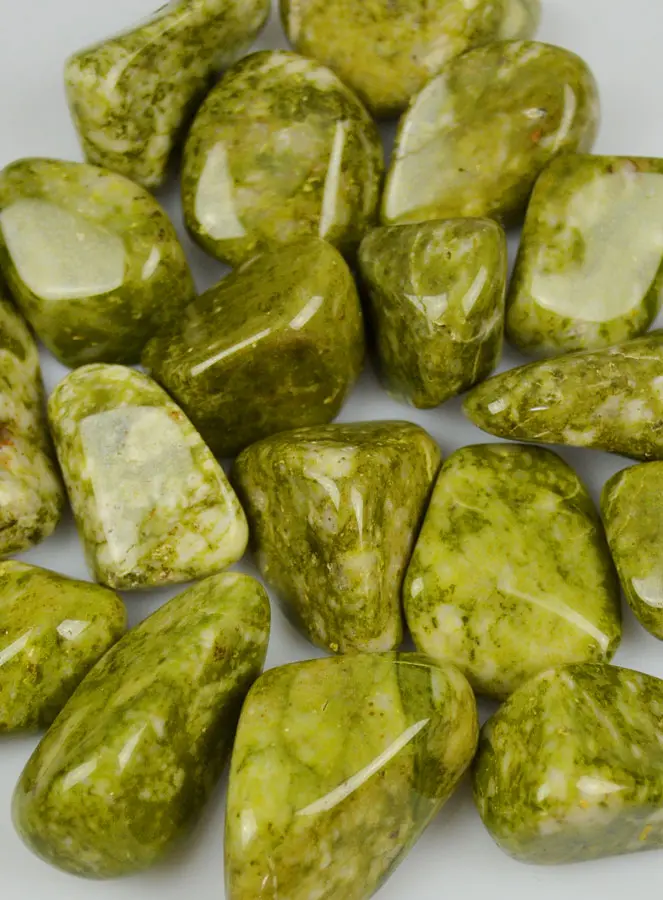 Epidot Trommelstein aus Brasilien (pic 2)