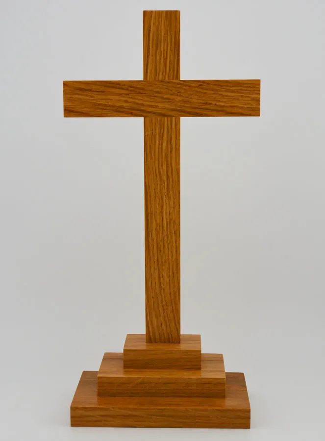 Kruzifix auf Sockel aus Heller Eiche – 25 cm (pic 1)