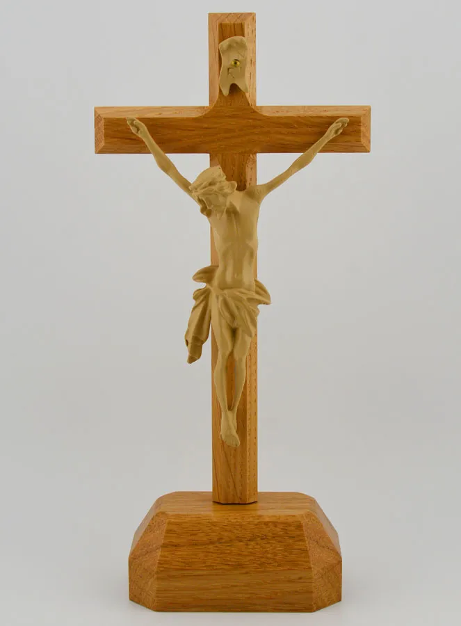 Kruzifix aus Eichenholz auf einem Sockel – 22cm (pic 1)