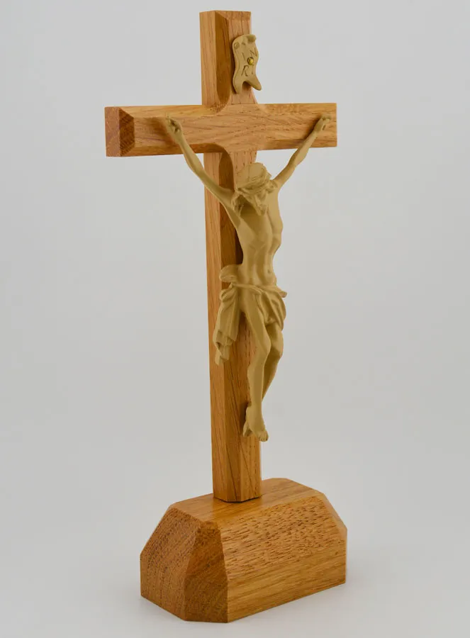 Kruzifix aus Eichenholz auf einem Sockel – 22cm (pic 3)