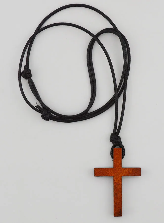 Holzkreuz an verstellbarer Lederschnur (pic 1)