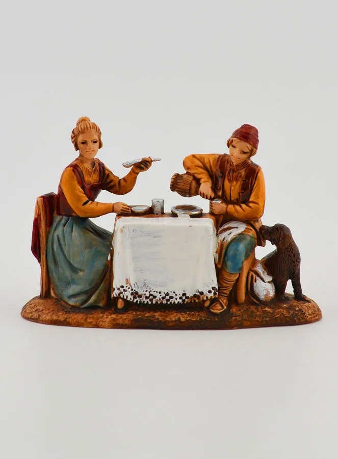 Krippenfigur Paar am Tisch – 6cm (pic 1)