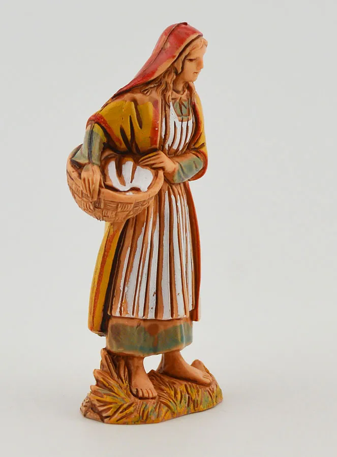 Krippenfigur Frau mit Wäschekorb – 6cm (pic 3)