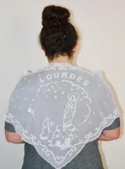 Schultertuch von Lourdes Weiss Gestickt