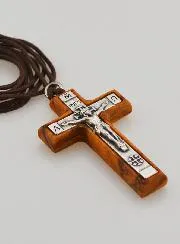 Anhaenger Kreuz aus Oliven-Holz mit Korpus Silberfarben