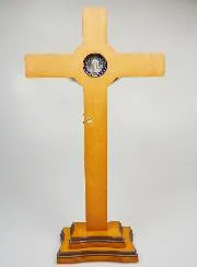 Großes Holz-Kreuz des Heiligen Benedikt mit Sockel - 53 cm