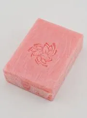 Himalaya-Salzseife mit Rosenblüten - Ayurvedische Tradition