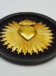 Runde Ex Voto Wanddekoration Goldenes Herz auf Samt – 29cm