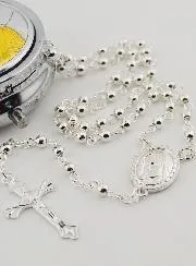Rosenkranz und Dose Heiliger Geist