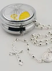 Rosenkranz und Dose Heiliger Geist