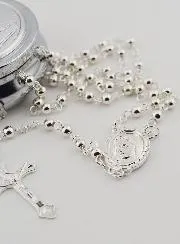 Rosenkranz und Dose Erstkommunion