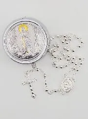 Rosenkranz und Dose Lourdes