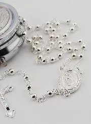 Rosenkranz und Dose Lourdes