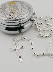 Rosenkranz und Dose Lourdes