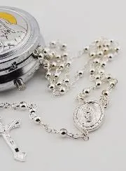 Rosenkranz und Dose Heilige Rita