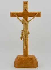 Kruzifix aus Eichenholz auf einem Sockel – 22cm
