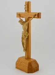 Kruzifix aus Eichenholz auf einem Sockel – 22cm