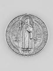 Selbstklebende Plakette mit dem Heiligen Benedikt – 33mm