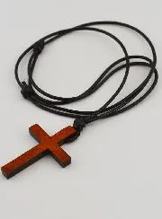 Holzkreuz an verstellbarer Lederschnur