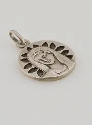 Anhänger Madonna mit Blütenblättern in Silber – 16mm