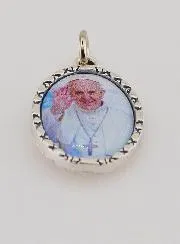 Anhänger mit Gedrehtem Rand 25mm – Papst Franziskus