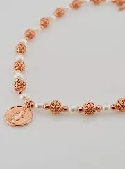 Religiöse Halskette mit Perlen und Marienmedaille
