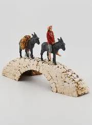 Krippenfigur Esel auf einer Brücke – Höhe 6 cm