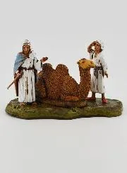 Krippenfigur Kameltreiber und Sitzendes Kamel – 6 cm