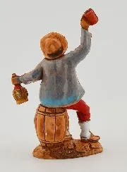 Krippenfigur Weintrinker auf seinem Fass – 6cm