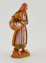 Krippenfigur Frau mit Wäschekorb – 6cm