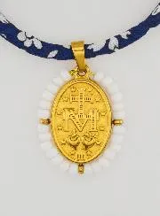 Wunderbare Medaille mit Perlen - Blaues Liberty Band