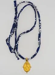 Wunderbare Medaille mit Perlen - Blaues Liberty Band