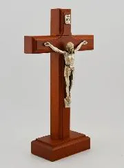 Kreuz aus Buchenholz auf Sockel