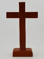 Kreuz aus Buchenholz auf Sockel