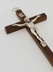 Kreuz Christi Holz und Metall silberfarben