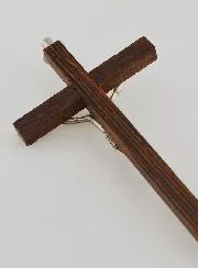Kreuz Christi Holz und Metall silberfarben