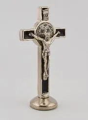 Benediktus - Kreuz silberfarben auf Sockel - Schwarz
