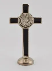 Benediktus - Kreuz silberfarben auf Sockel - Schwarz