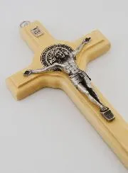 Kruzifix Benediktuskreuz aus Holz hellbraun - 21cm